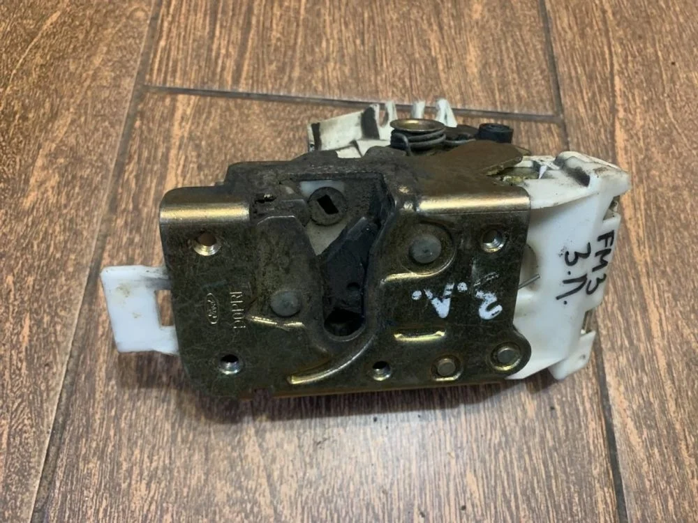 Замок двери задней левой Ford Mondeo III (2000—2003)