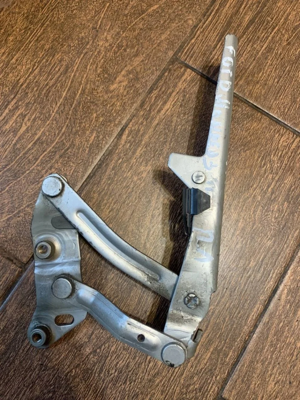 Петля капота Ford Mondeo III (2000—2003)