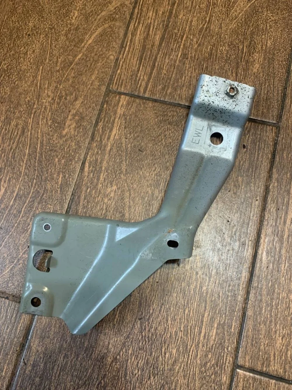 Кронштейн крыла переднего правого Nissan Almera G15 (2012—2018)