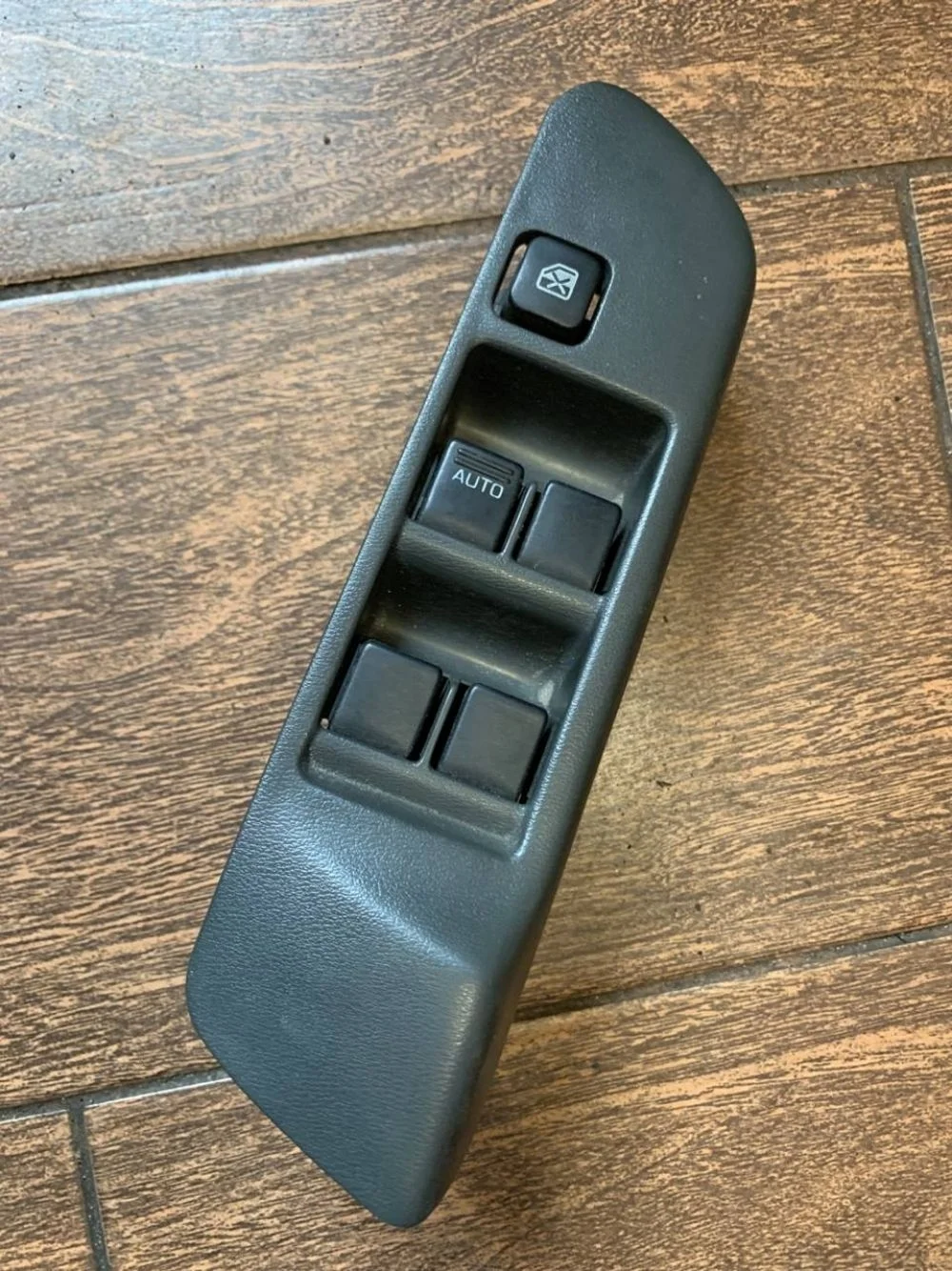 Блок управления стеклоподъемниками Nissan Primera P10 (1990—1995)