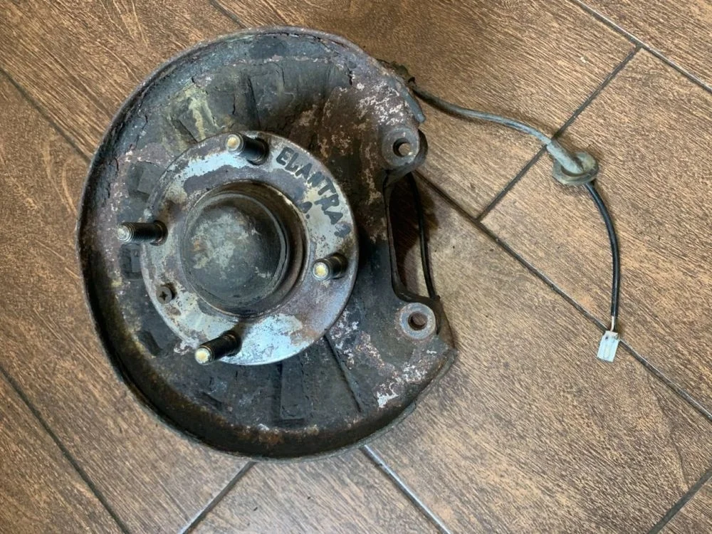 Кулак задний левый Hyundai Coupe II (2002—2007)