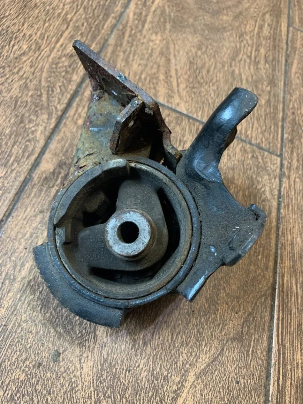 Подушка двигателя Toyota Avensis T220 (1997—2000)