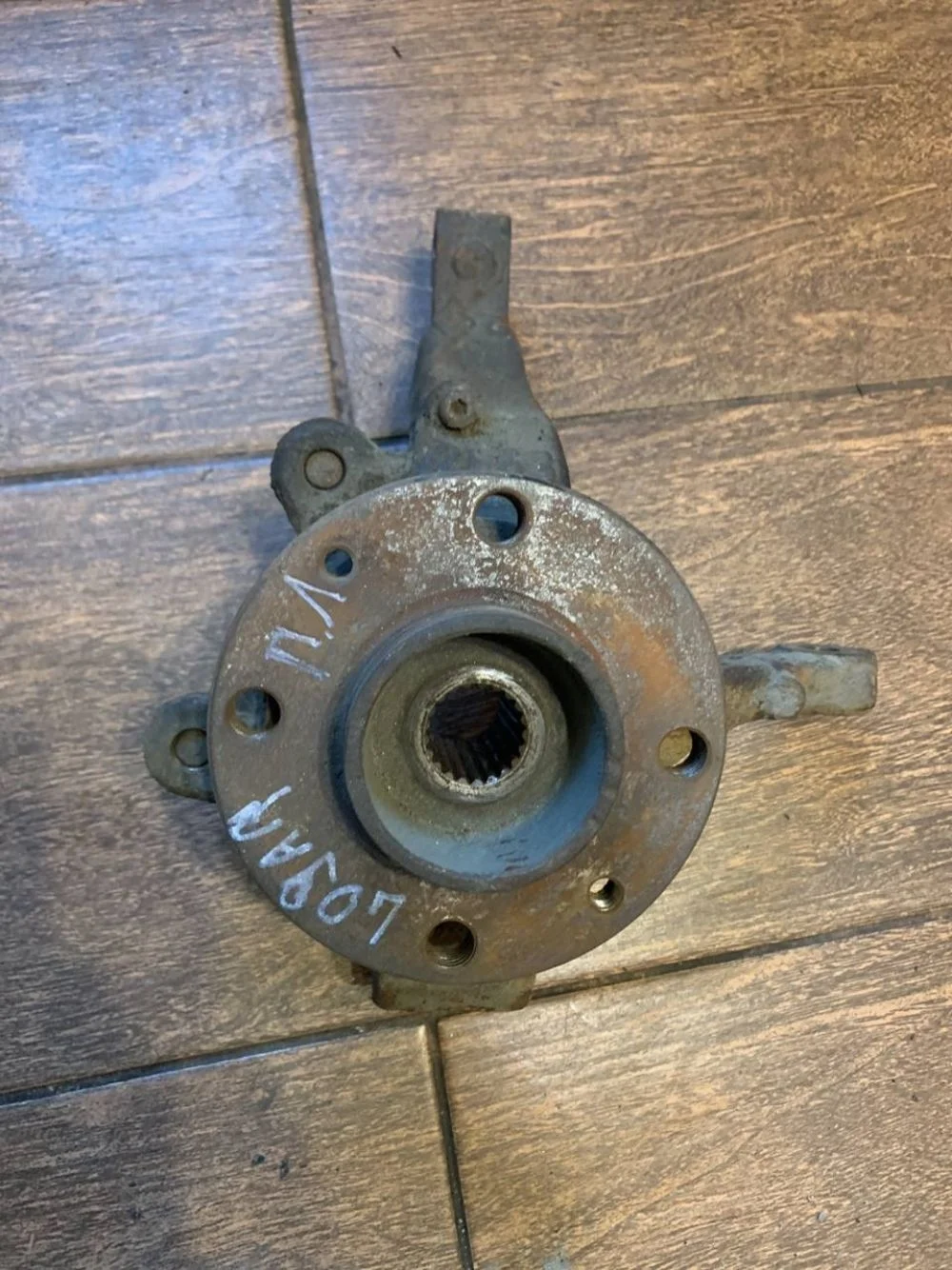 Кулак поворотный передний левый Renault Logan I (2004—2009)