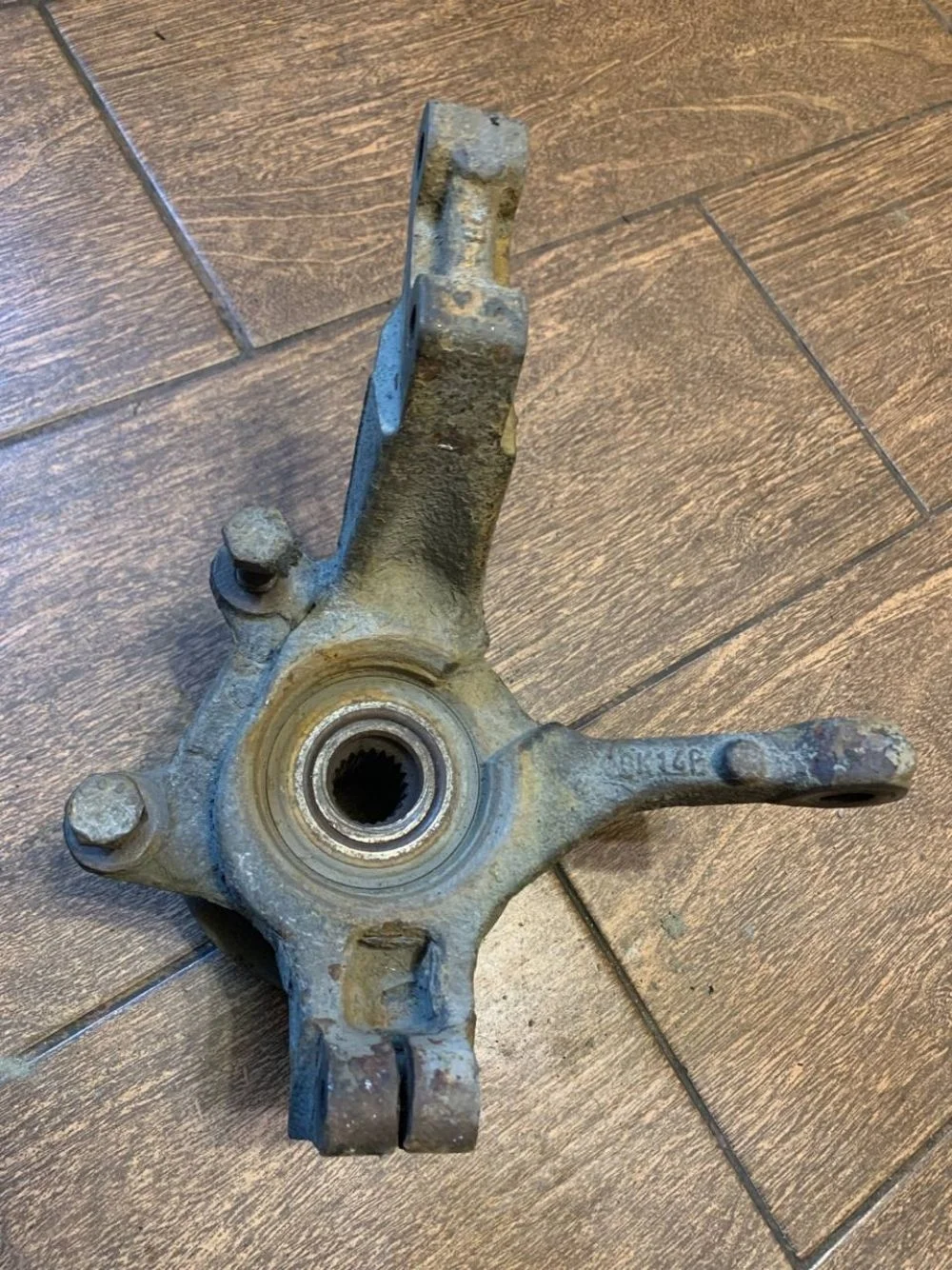 Кулак поворотный передний правый Renault Logan I (2004—2009)