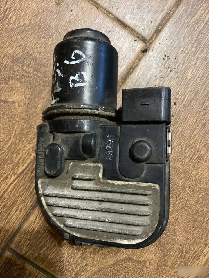 Моторчик стеклоочистителя передний Volkswagen Passat B6 (2005—2010)