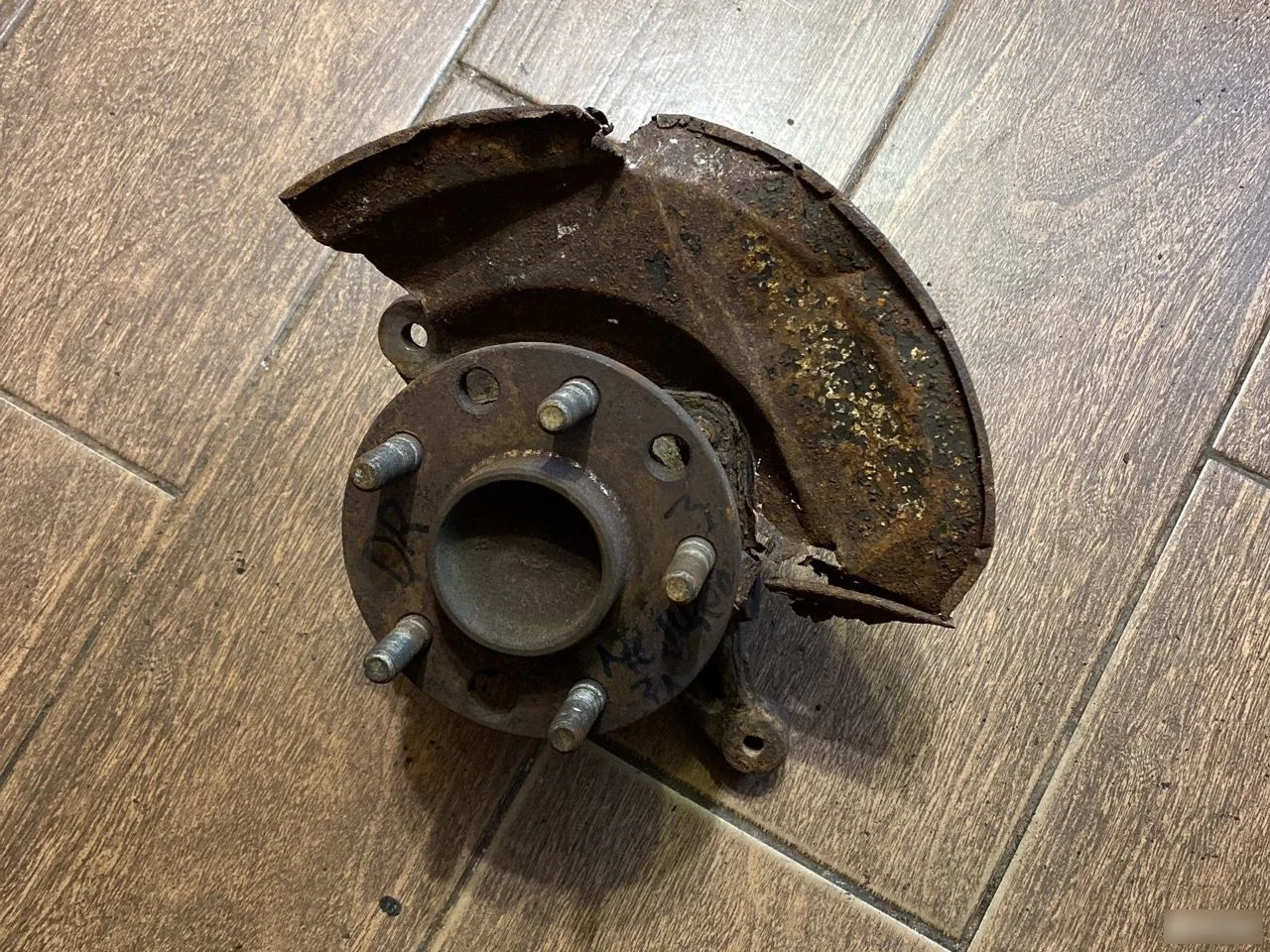 Кулак задний левый Ford Mondeo III (2000—2003)