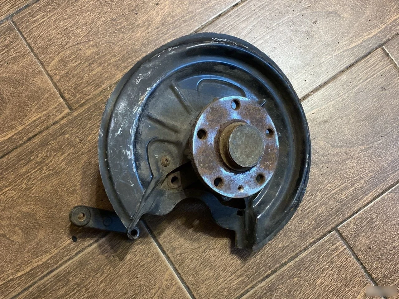 Кулак задний правый Volkswagen Jetta V (2005—2011)