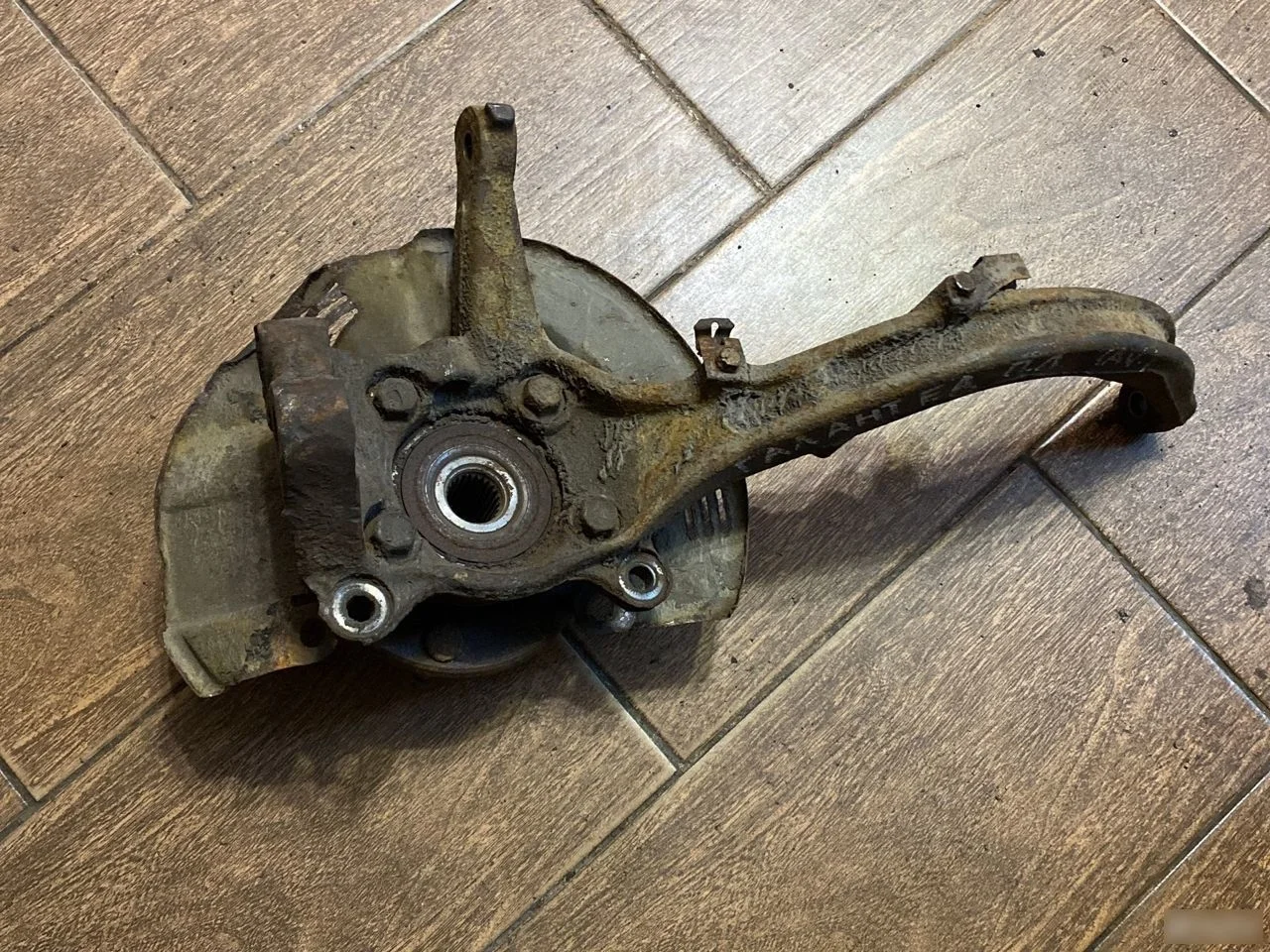 Кулак поворотный передний левый Mitsubishi Galant VIII рестайлинг (1998—2006)