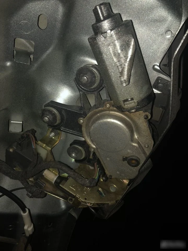 Моторчик стеклоочистителя задний Volkswagen Touareg I (2002—2006)