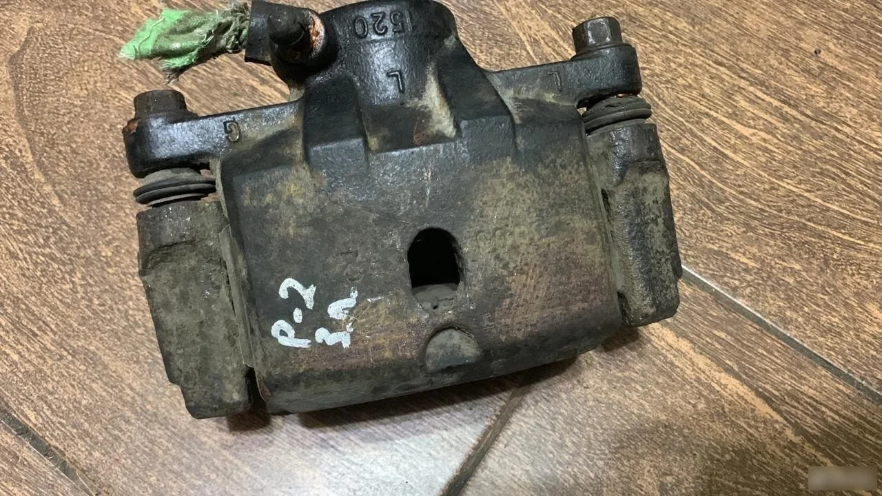 Суппорт тормозной задний левый Mitsubishi Pajero II (1991—1997)