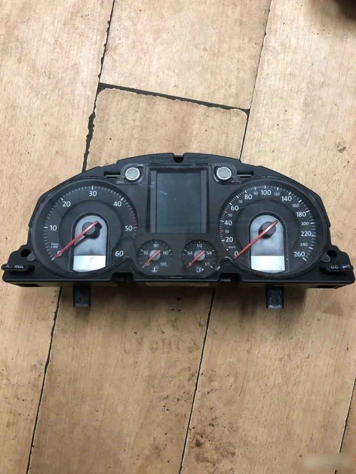 Панель приборов Volkswagen Passat B6 (2005—2010)