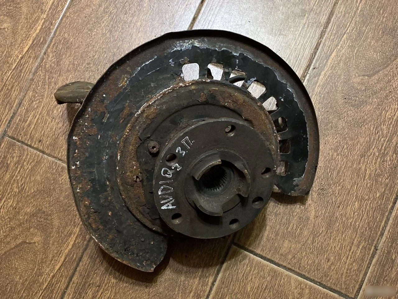 Кулак задний правый Audi Q7 4L (2005—2009)