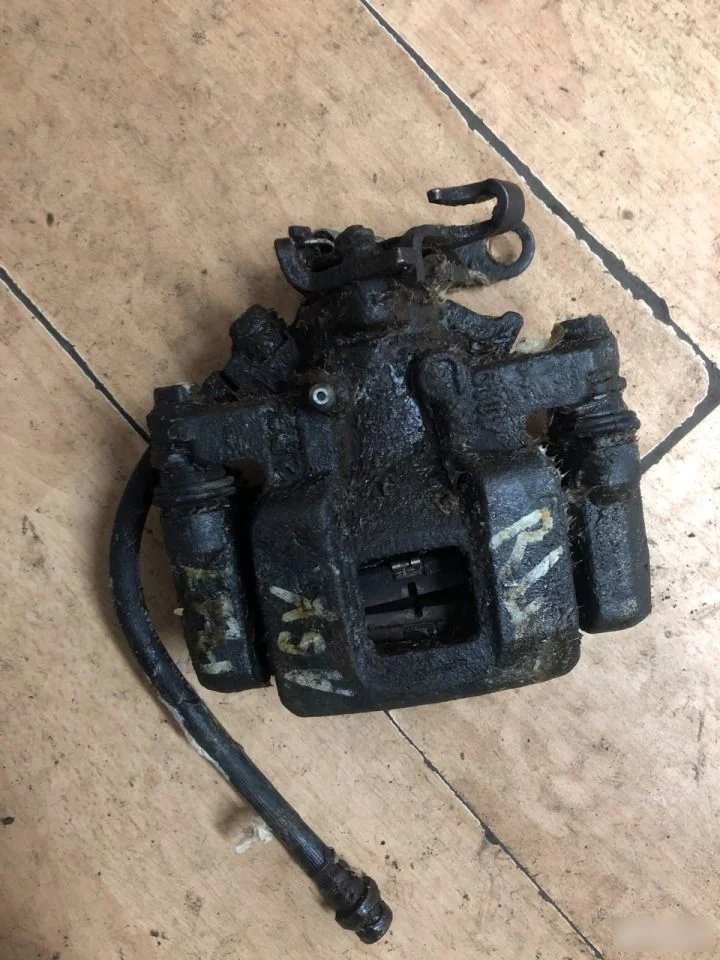 Суппорт тормозной задний левый Mitsubishi Outlander III (2012—2015)