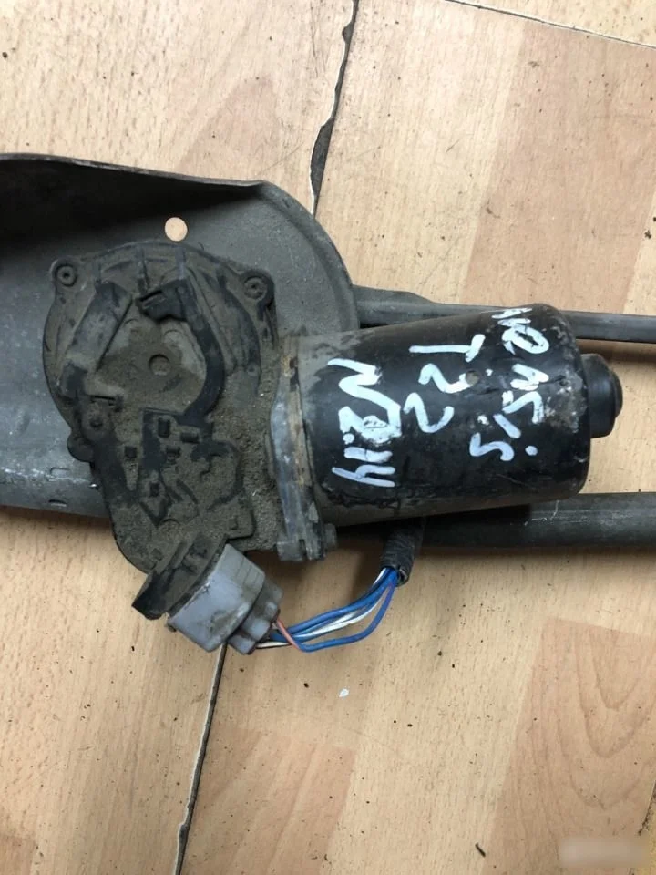 Моторчик стеклоочистителя передний Toyota Avensis T220 (1997—2000)