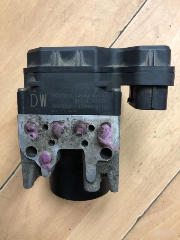 Блок ABS (насос) Toyota RAV4 III (2005—2010)