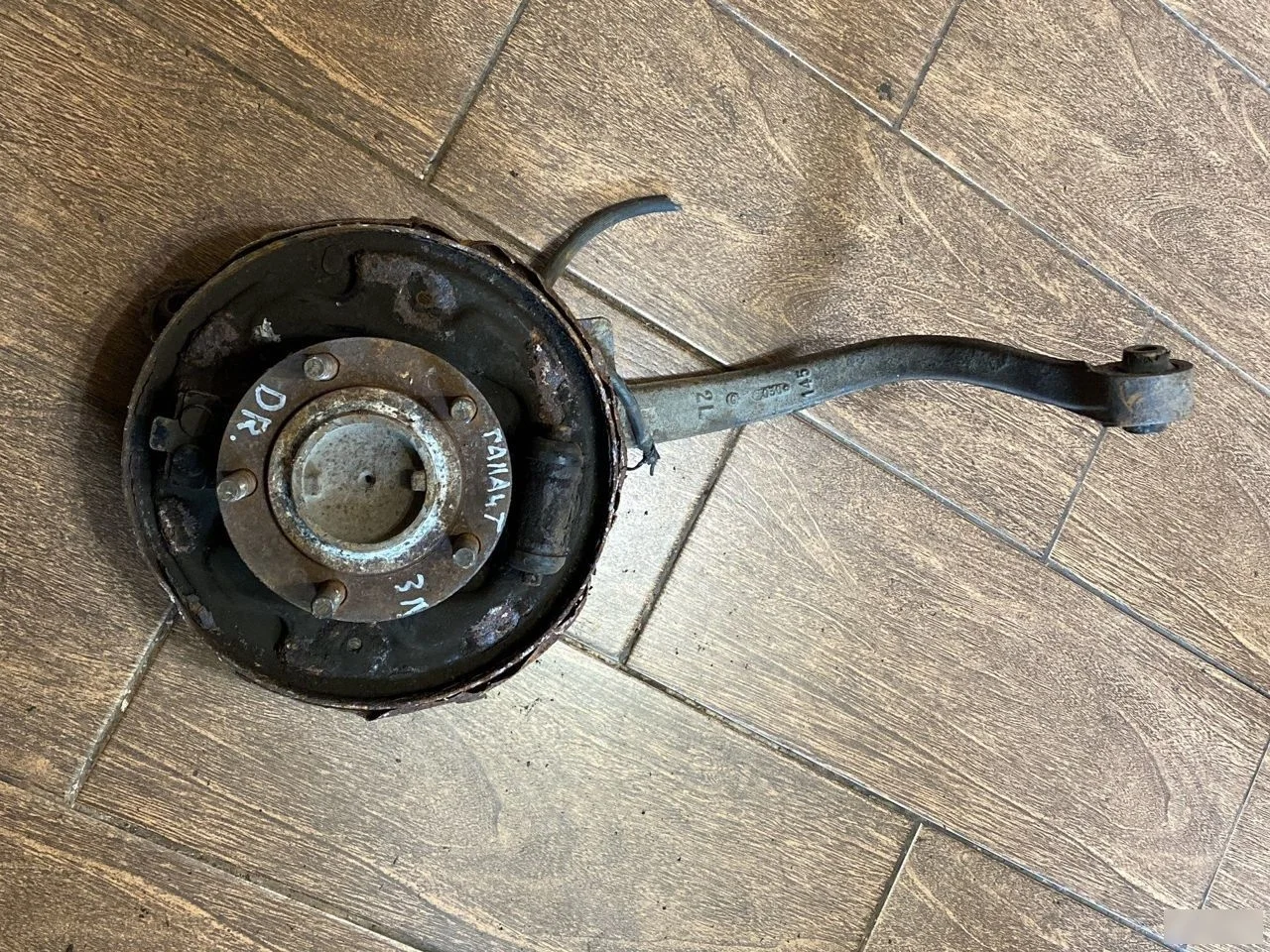 Кулак задний левый Mitsubishi Galant VIII рестайлинг (1998—2006)