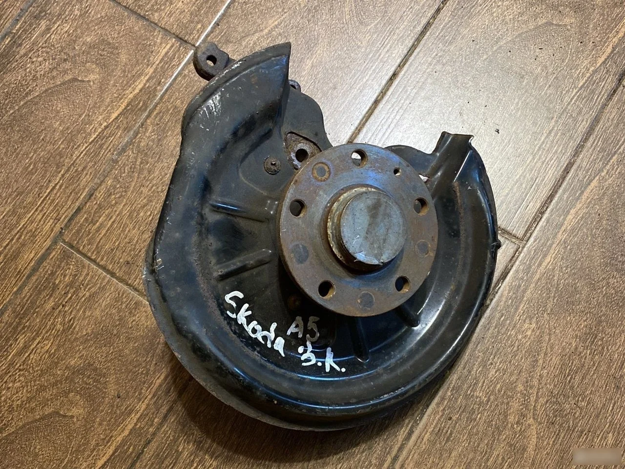 Кулак задний левый Skoda Octavia II рестайлинг (2008—2013)