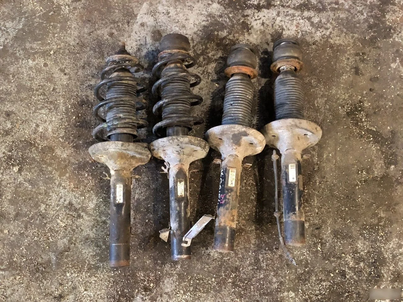 Амортизатор передний Volkswagen Golf Mk4 (1997—2006)