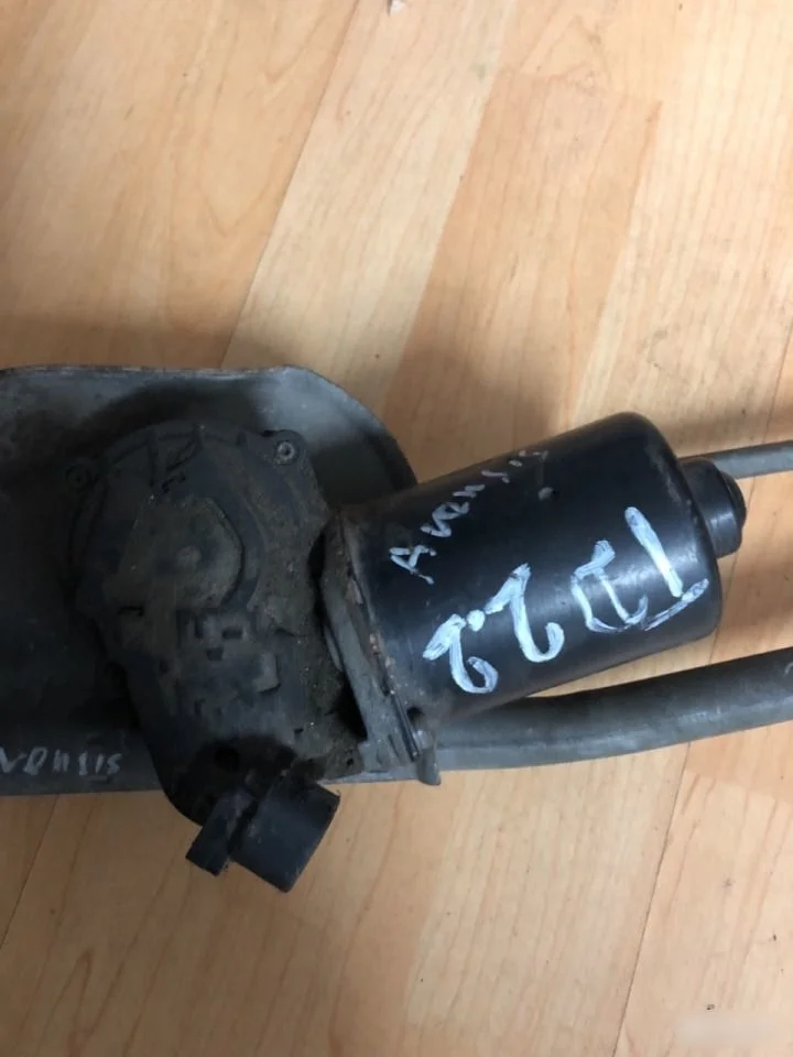 Моторчик стеклоочистителя передний Toyota Avensis T220 (1997—2000)