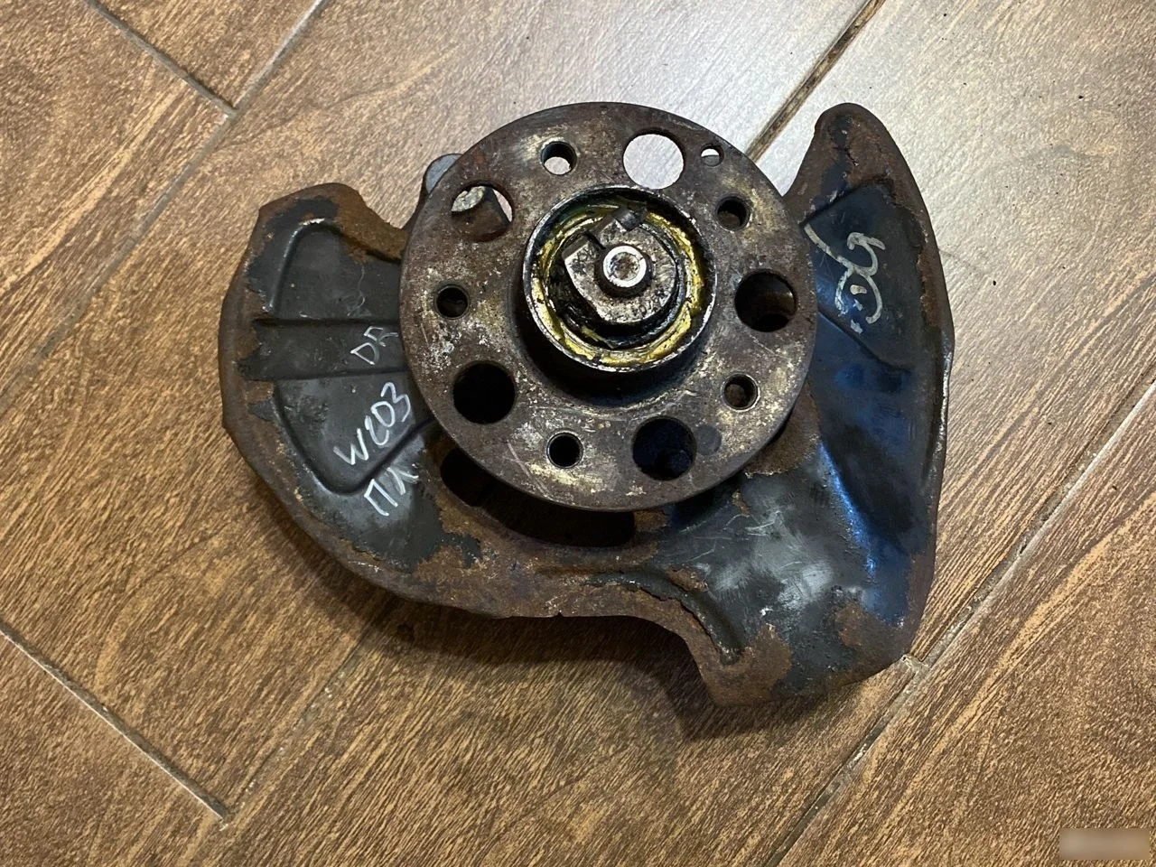 Кулак поворотный передний левый Mercedes-Benz C-класс W203/S203/CL203 рестайлинг (2004—2008)