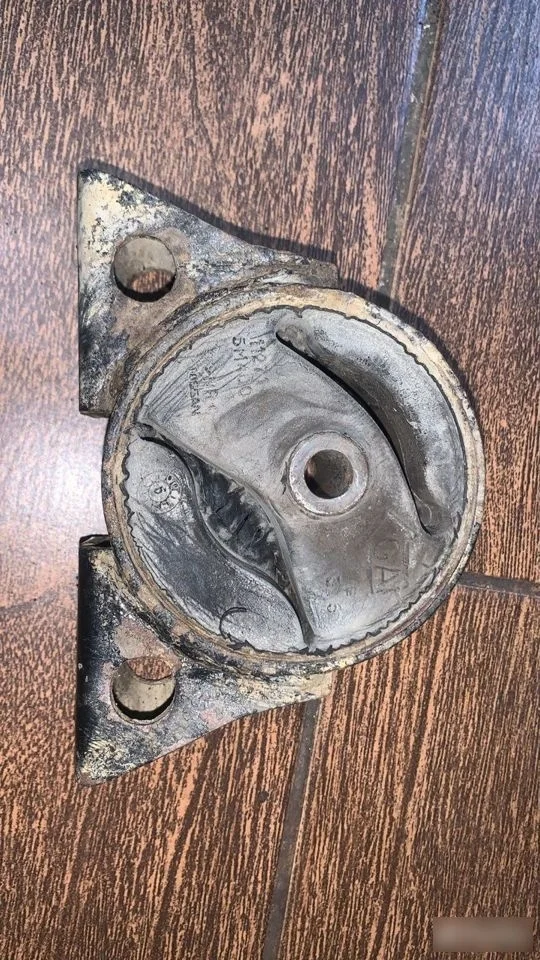 Опора двигателя Nissan Primera P12 (2001—2008)