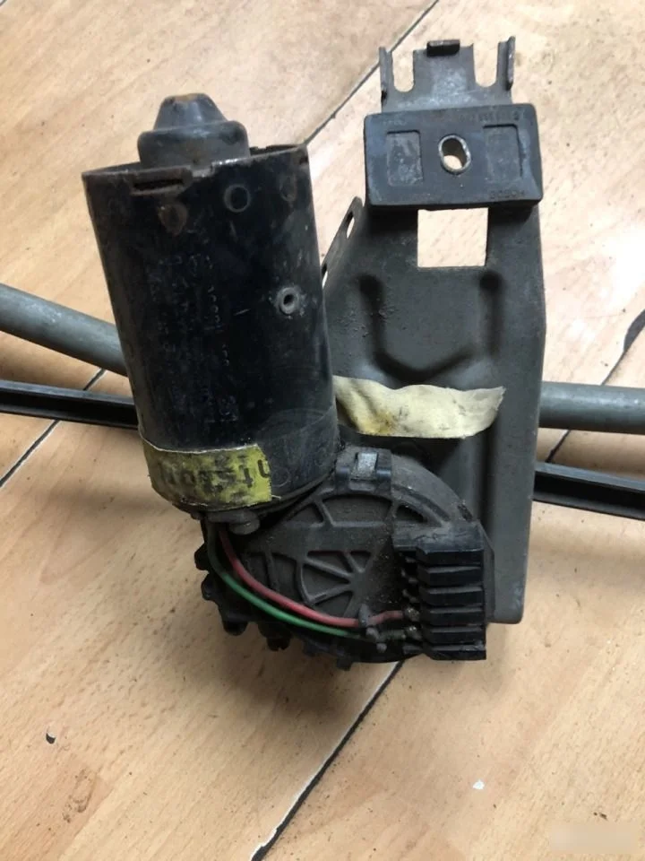 Моторчик стеклоочистителя передний Audi 100 C4 (1990—1994)