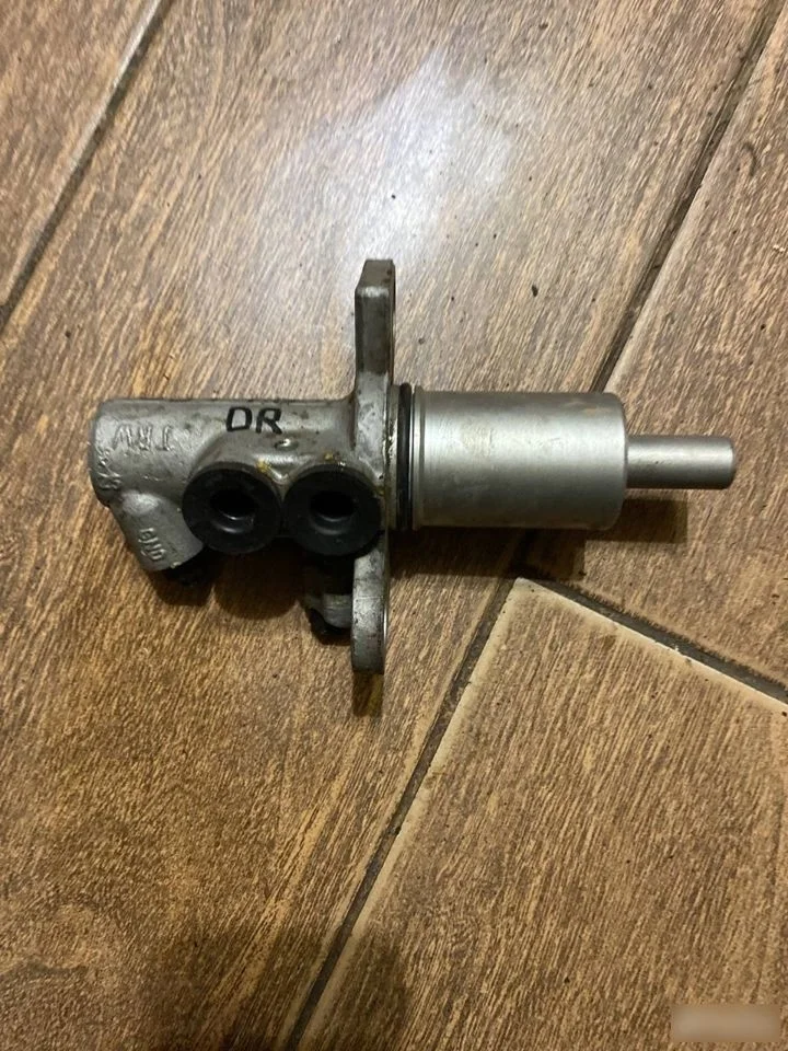 Цилиндр тормозной главный Volkswagen Passat B5 (1996—2001)