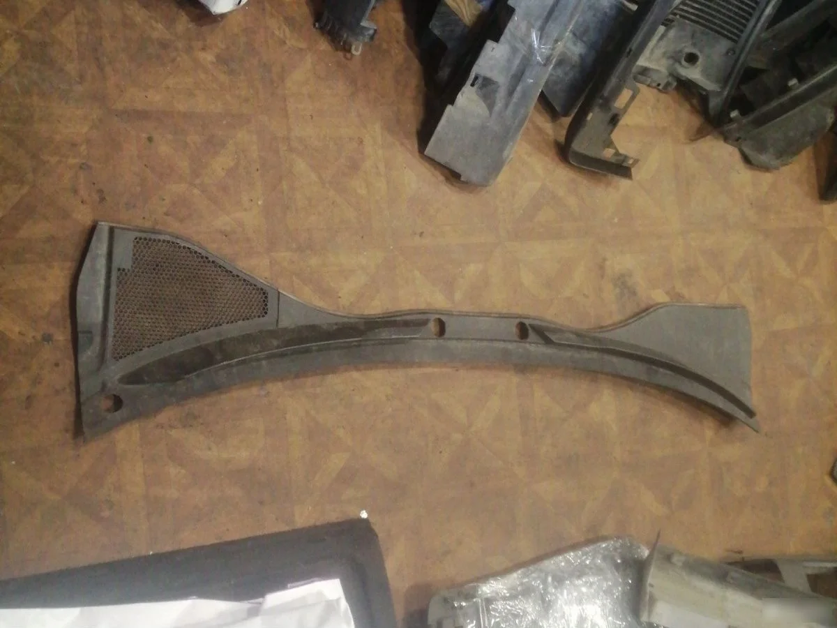 Жабо (накладка дворников) Audi Q7 4L (2005—2009)