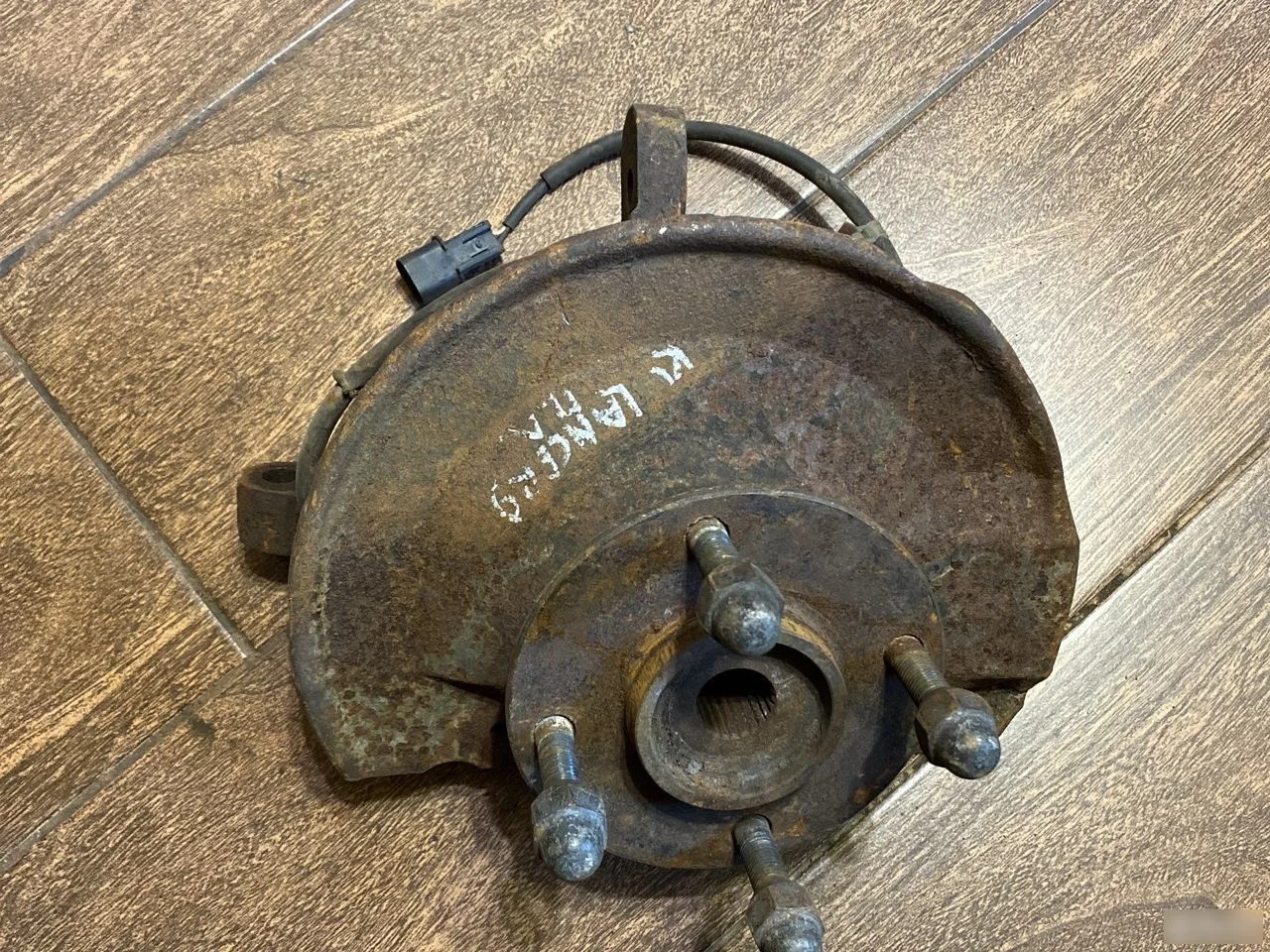 Кулак поворотный передний левый Mitsubishi Lancer IX (2000—2007)