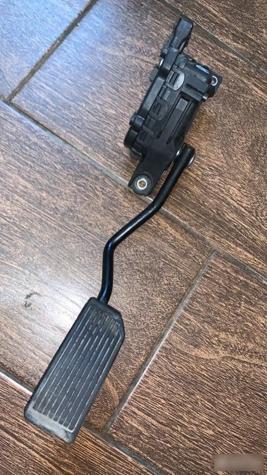 Педаль газа Nissan Primera P12 (2001—2008)