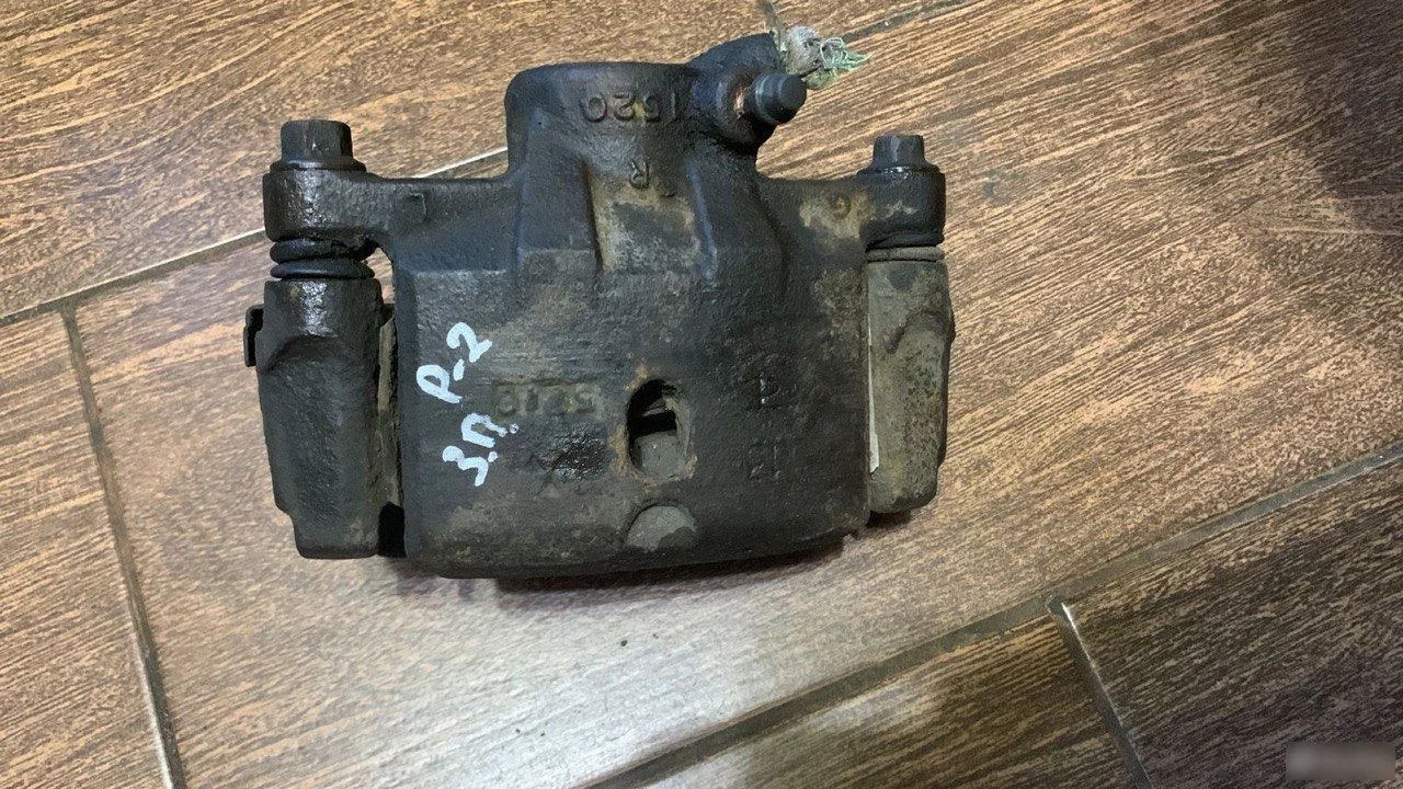 Суппорт тормозной задний правый Mitsubishi Pajero II (1991—1997)