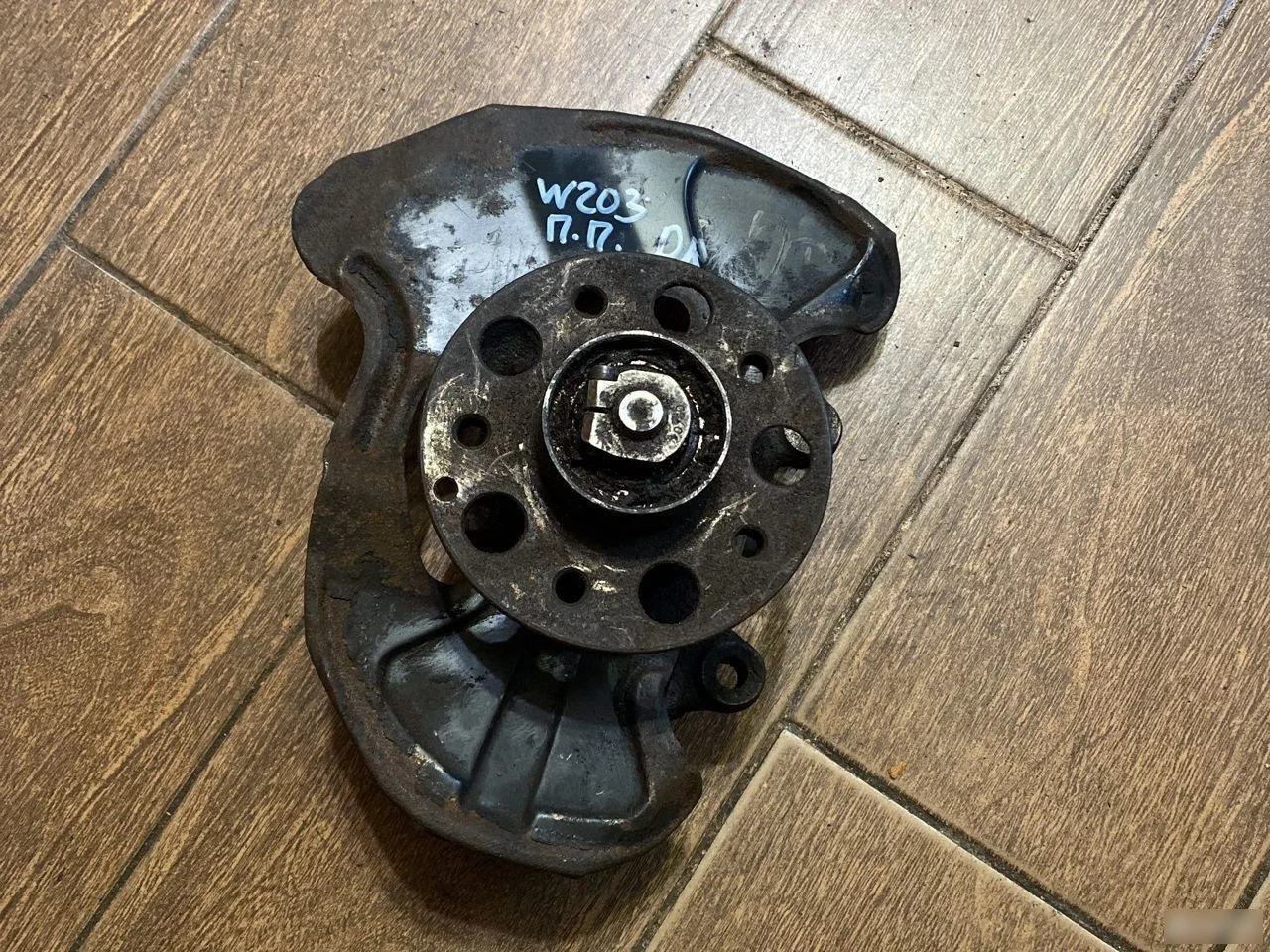 Кулак поворотный передний правый Mercedes-Benz C-класс W203/S203/CL203 (2000—2004)