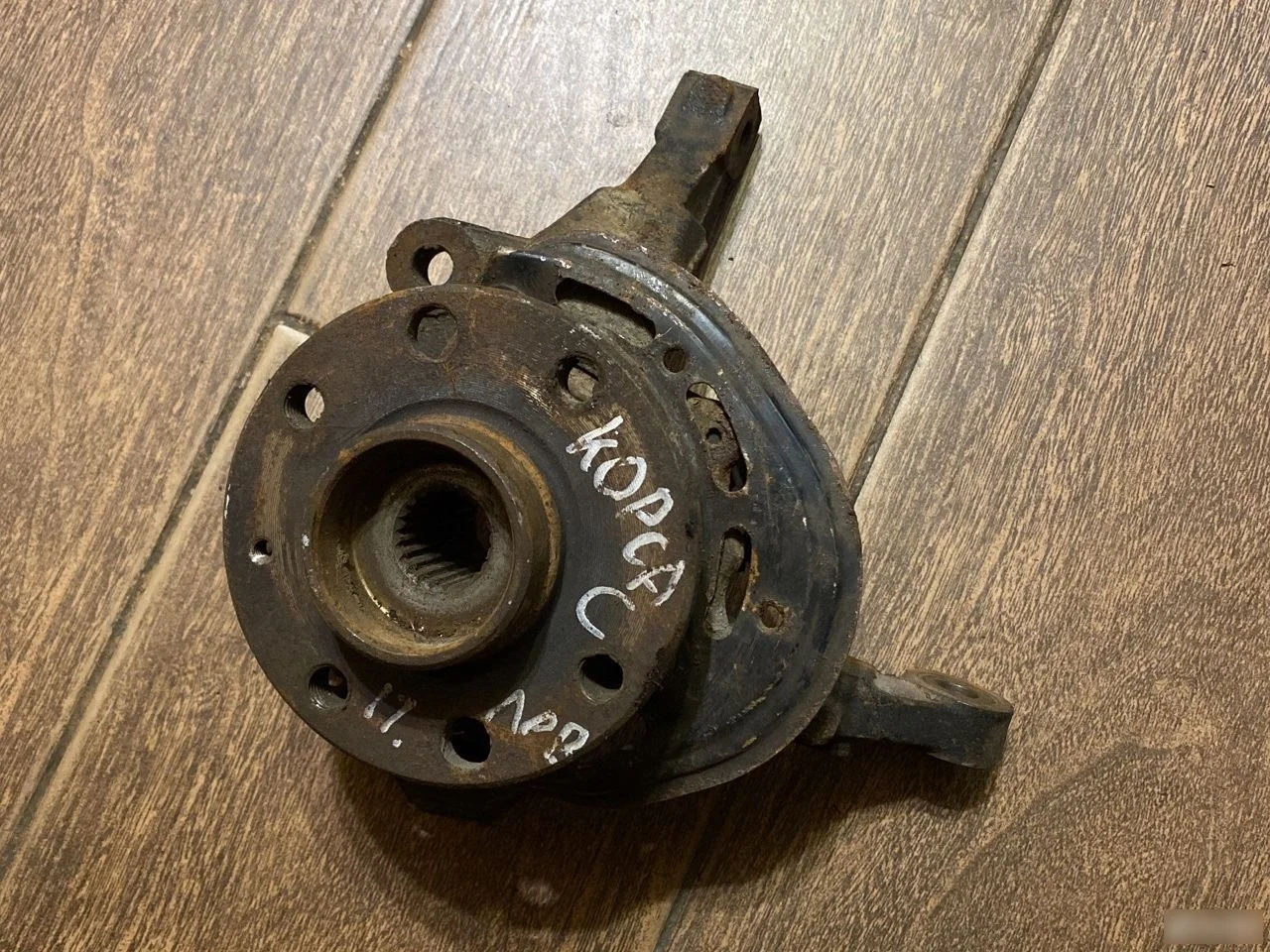 Кулак поворотный передний левый Opel Corsa C (2000—2003)