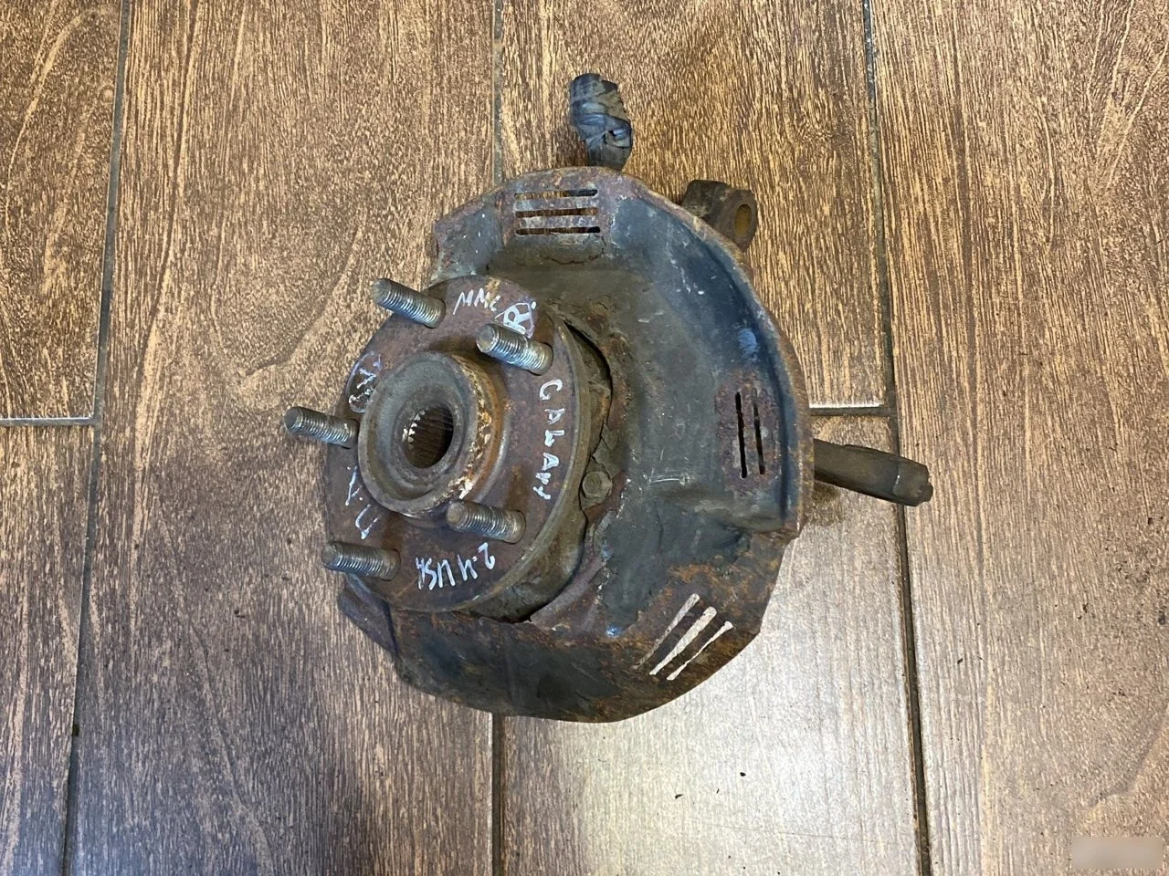 Кулак поворотный передний левый Mitsubishi Galant VIII рестайлинг (1998—2006)