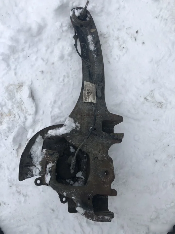 Кулак задний левый Ford Focus II (2005—2008)