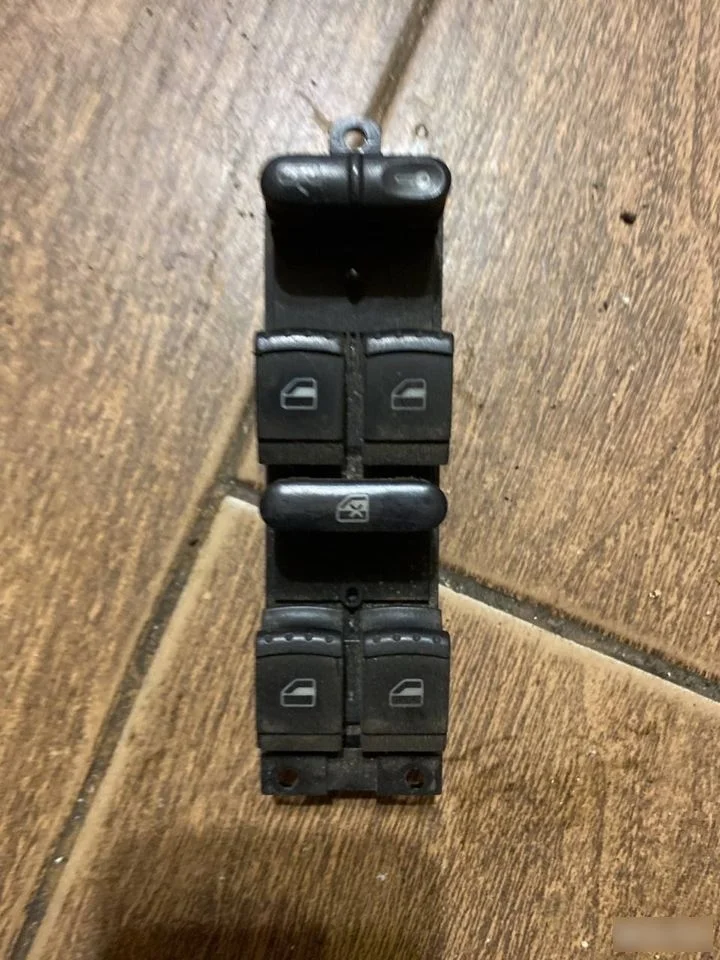 Блок управления стеклоподъемниками Volkswagen Golf Mk4 (1997—2006)