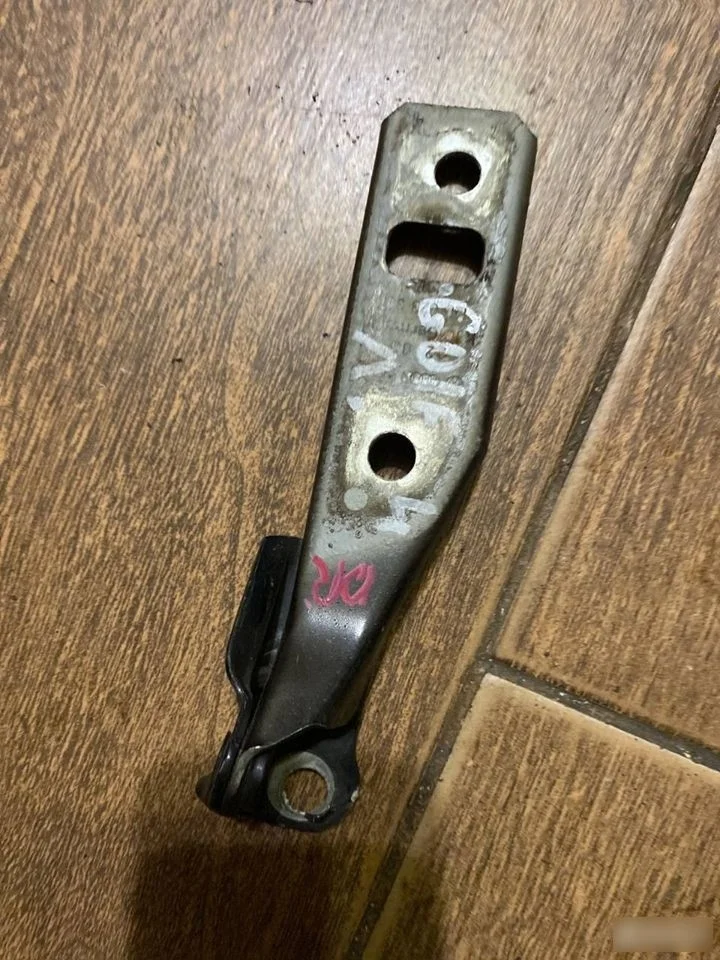 Петля капота Volkswagen Golf Mk4 (1997—2006)