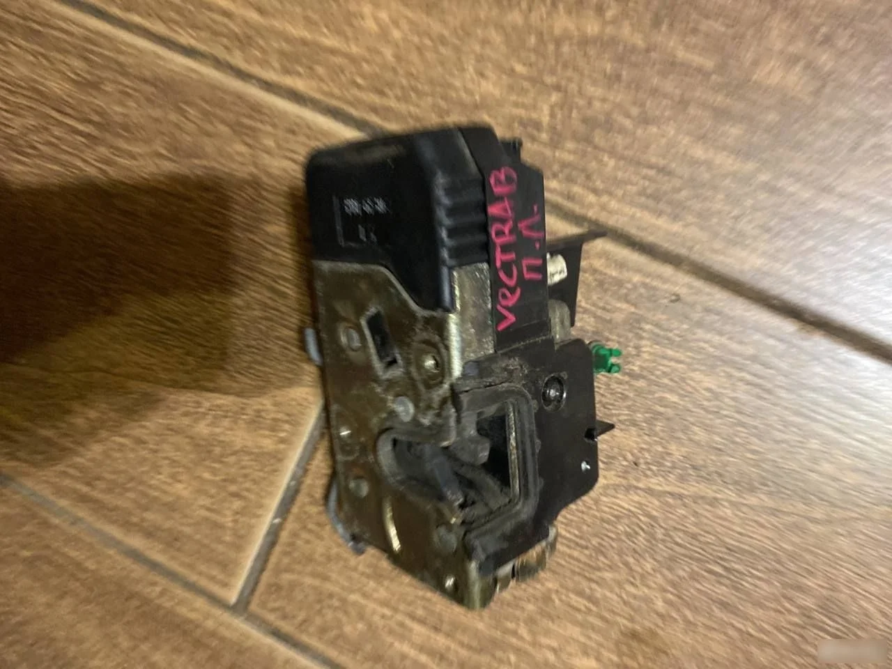 Замок двери передней левой Opel Vectra B (1995—2000)