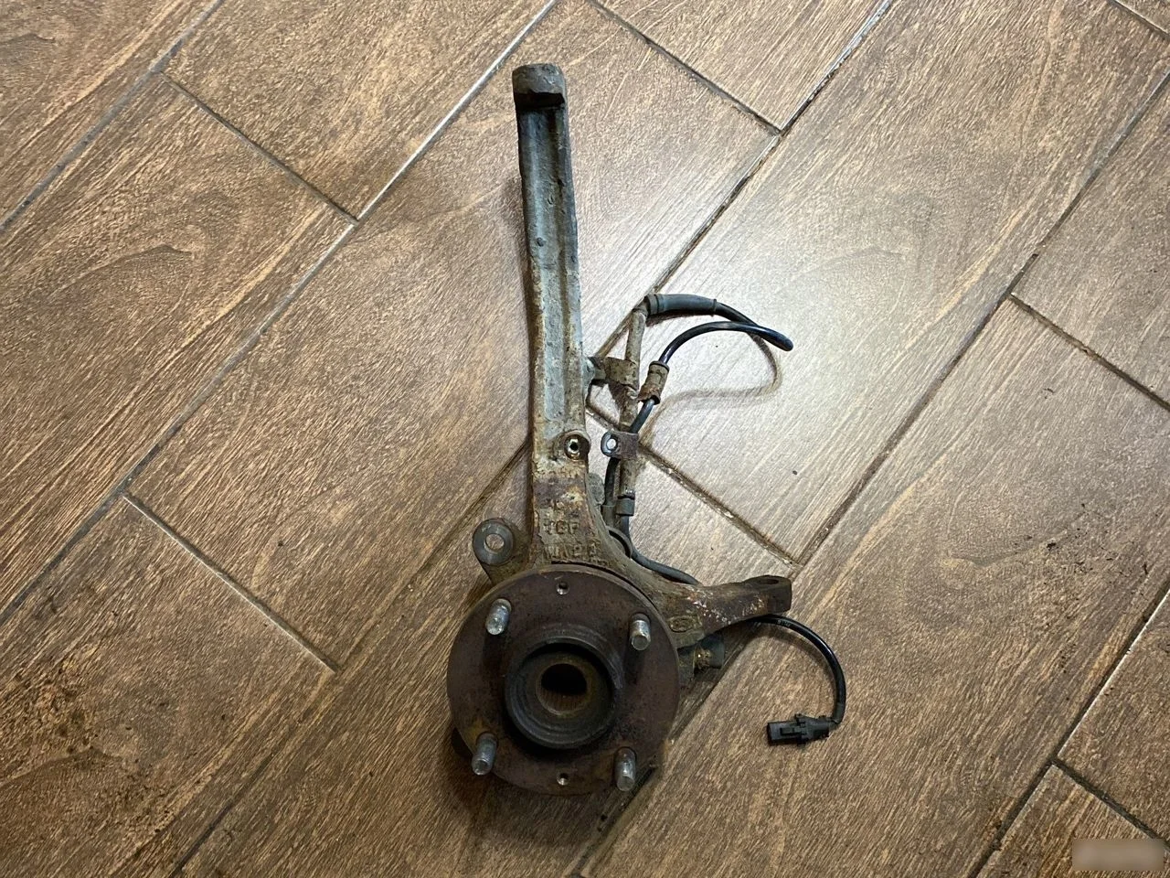 Кулак поворотный передний левый Hyundai Sonata IV рестайлинг (2001—2012)