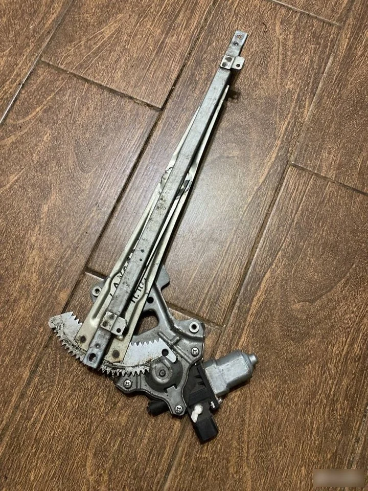 Стеклоподъемник электр. передний правый Mitsubishi Lancer X (2007—2010)