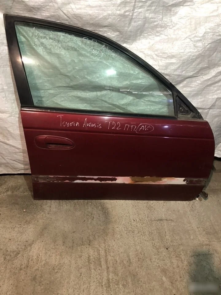 Дверь передняя правая Toyota Avensis T220 (1997—2000)