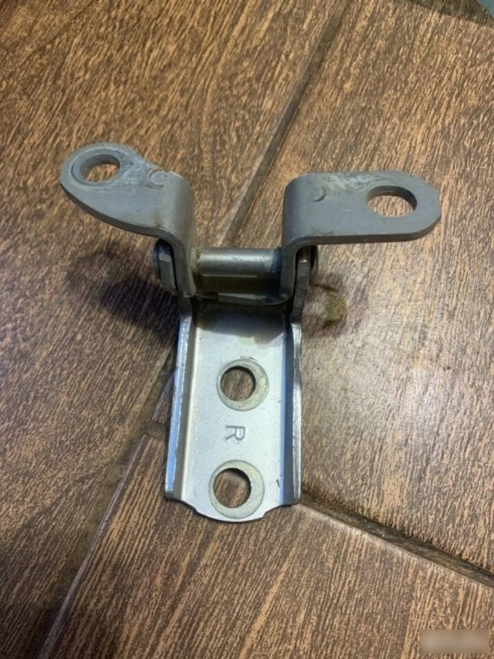 Петля двери задней правой Toyota RAV4 III (2005—2010)