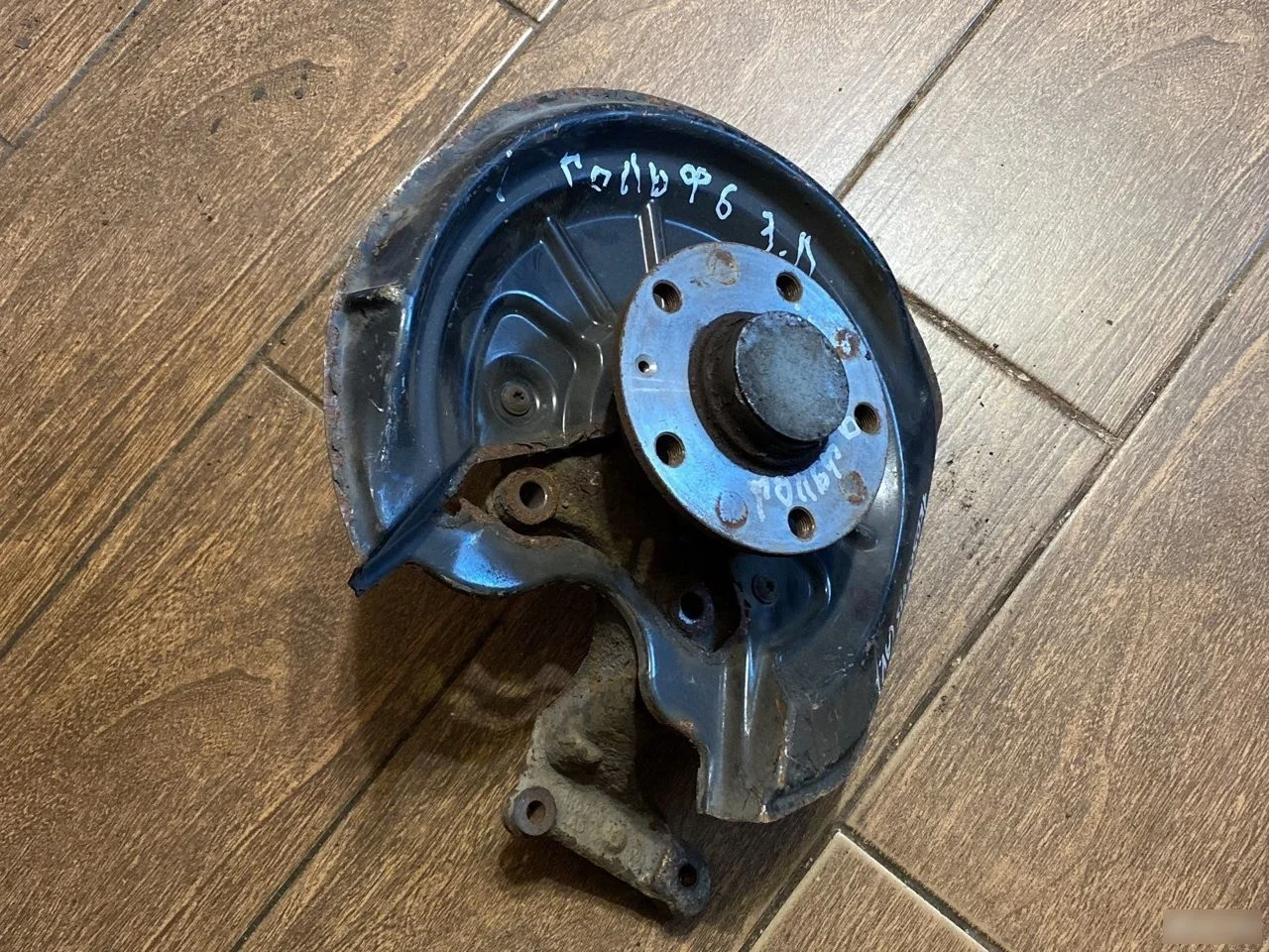 Кулак задний левый Volkswagen Golf Mk6 (2008—2012)