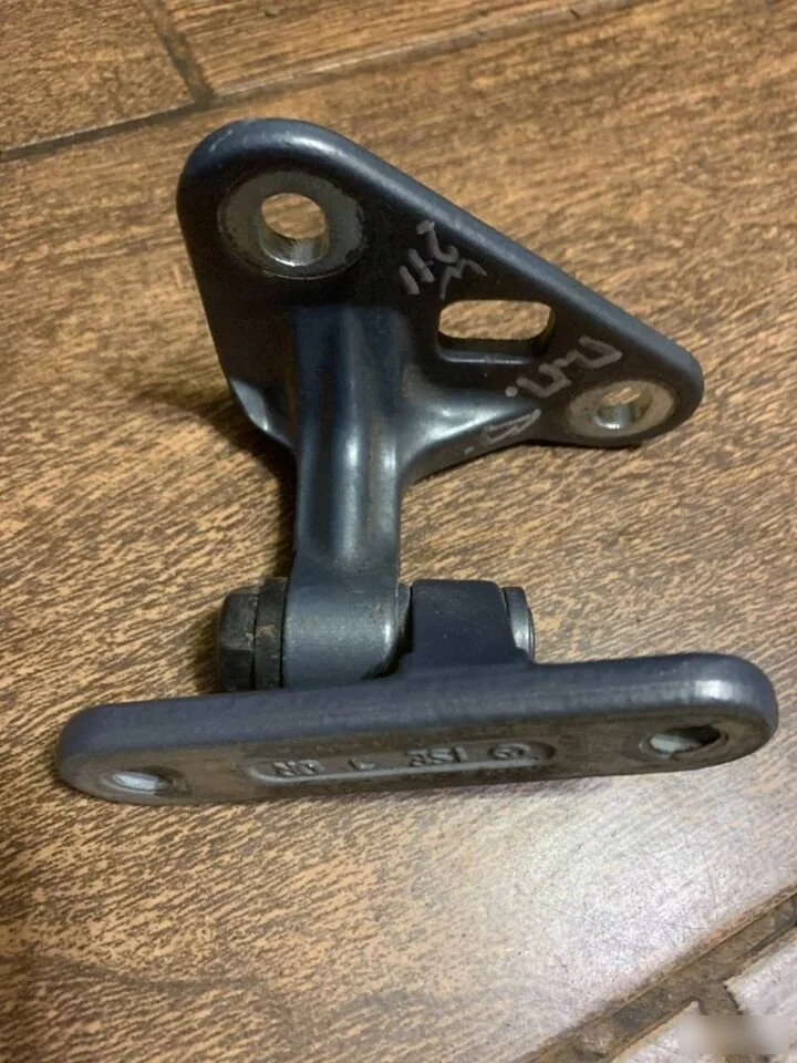 Петля двери передней правой Mercedes-Benz E-класс W211/S211 (2002—2006)