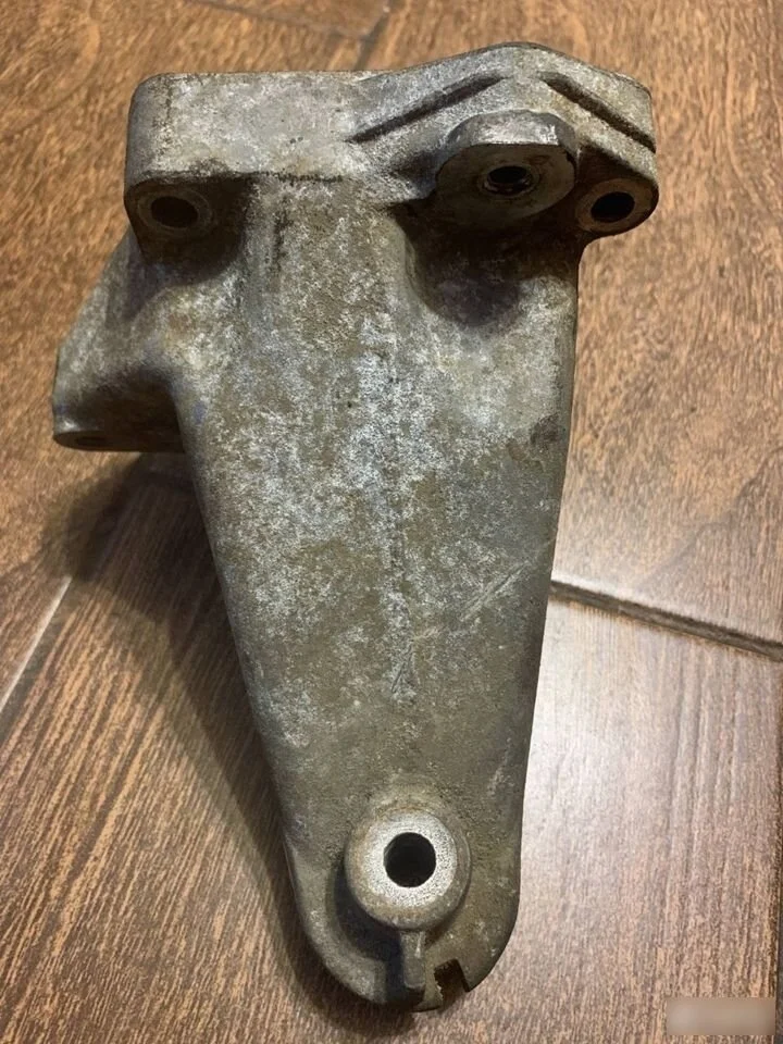 Кронштейн двигателя левый Mercedes-Benz E-класс W211/S211 (2002—2006)