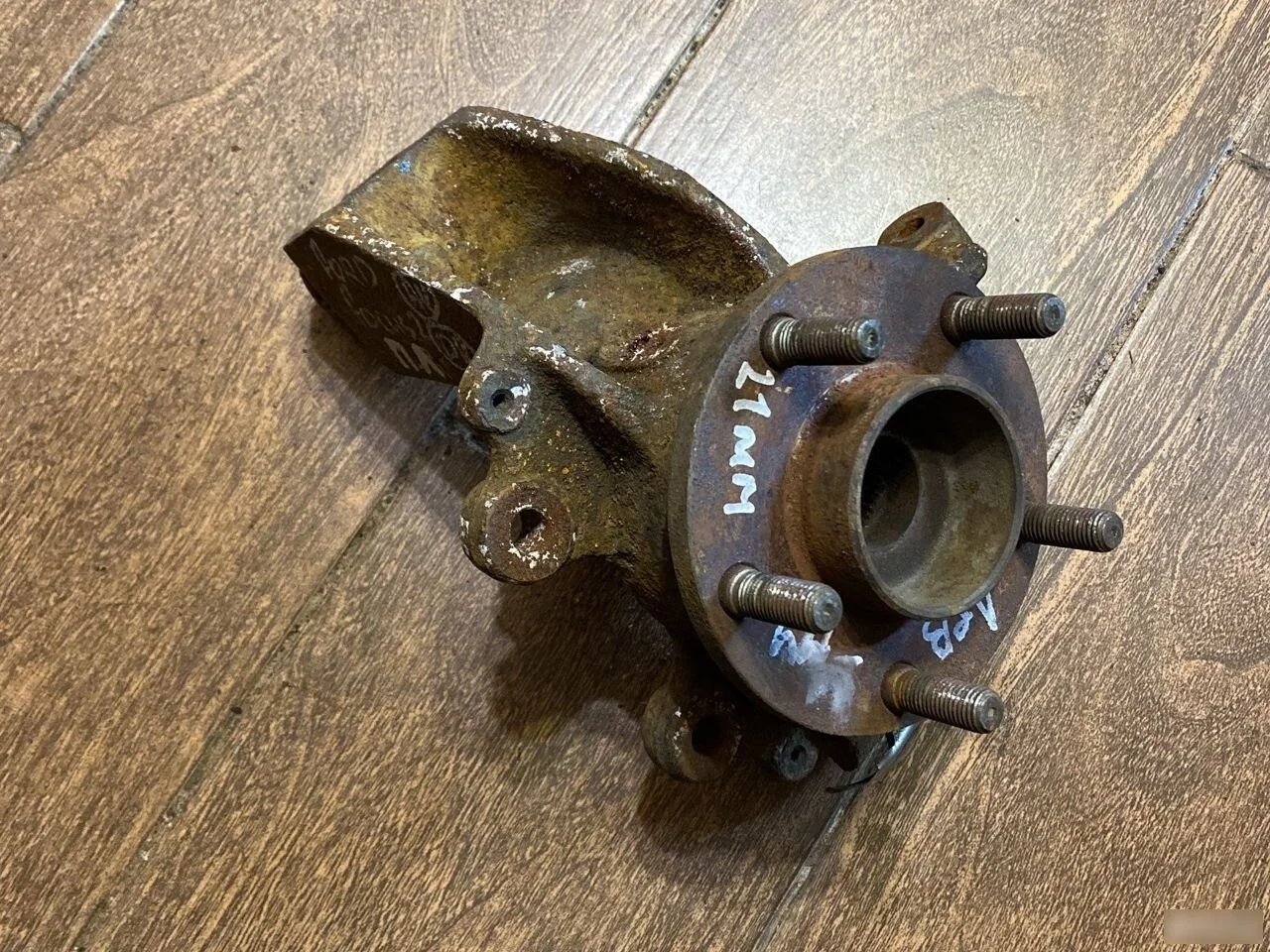 Кулак поворотный передний левый Ford Focus II (2005—2008)