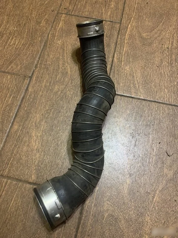 Патрубок интеркулера Mercedes-Benz E-класс W211/S211 (2002—2006)