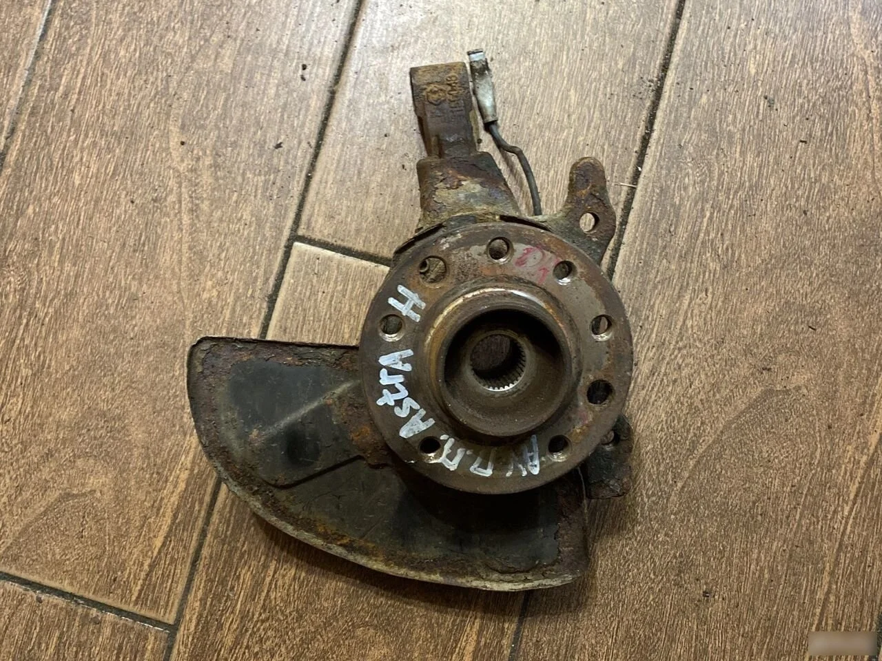 Кулак поворотный передний правый Opel Astra H рестайлинг (2006—2014)