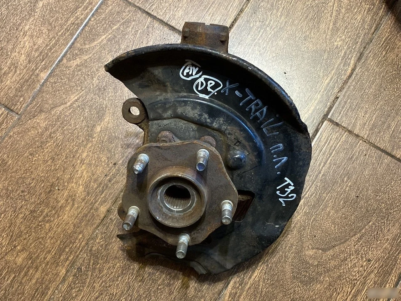 Кулак поворотный передний левый Nissan X-Trail III (2013—2019)