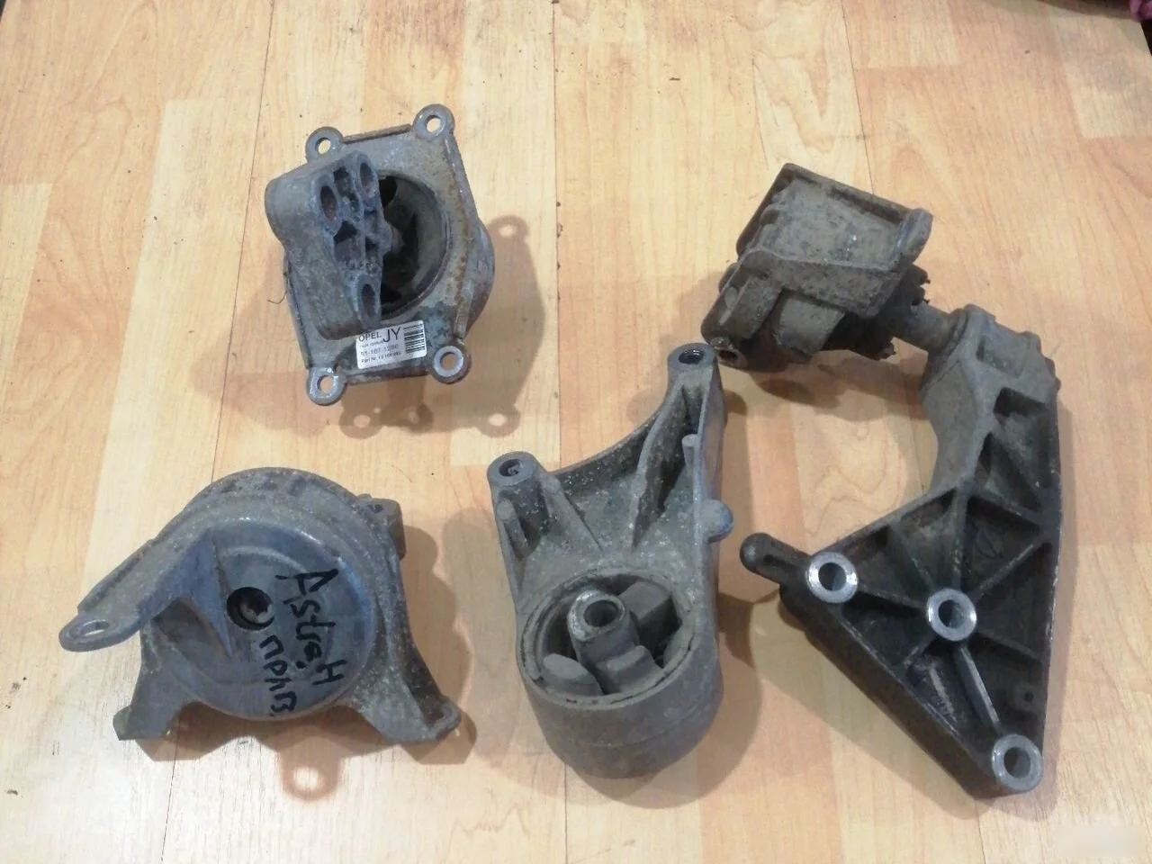 Опора двигателя Opel Astra H (2004—2007)